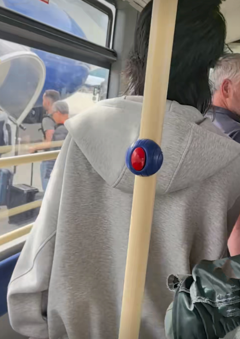 王菲现身英国机场被偶遇,送李嫣留学后乘机回国,着装朴素好低调