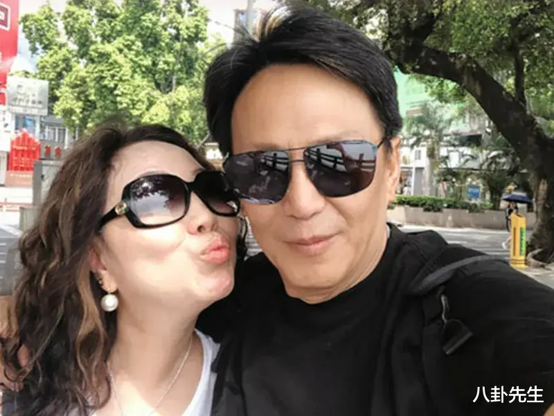 73岁港星深陷老少恋,耗光身家给未婚妻治病,还患上了抑郁症