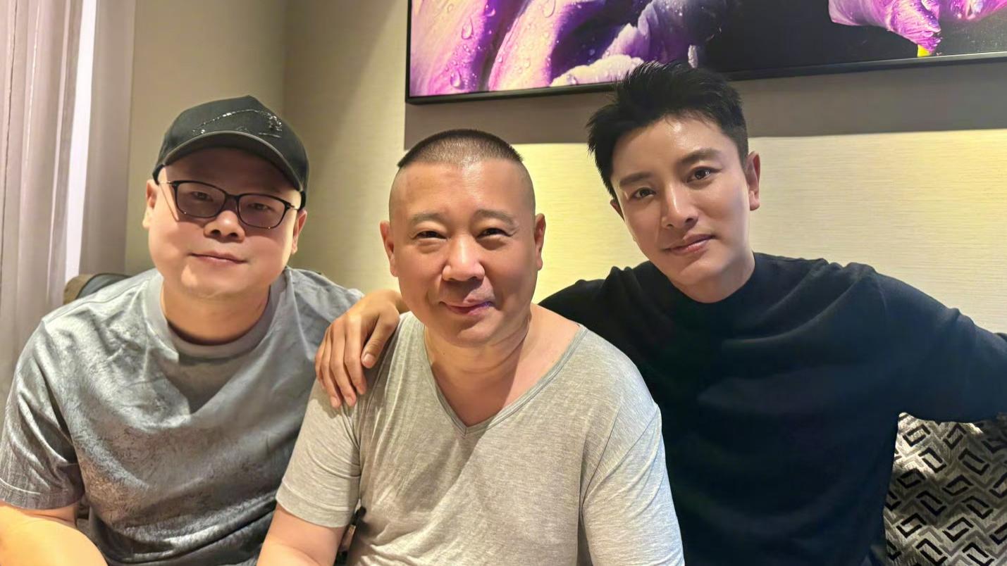 贾乃亮澳洲偶遇郭德纲岳云鹏，三人同框合影表情不同，岳云鹏瘦了