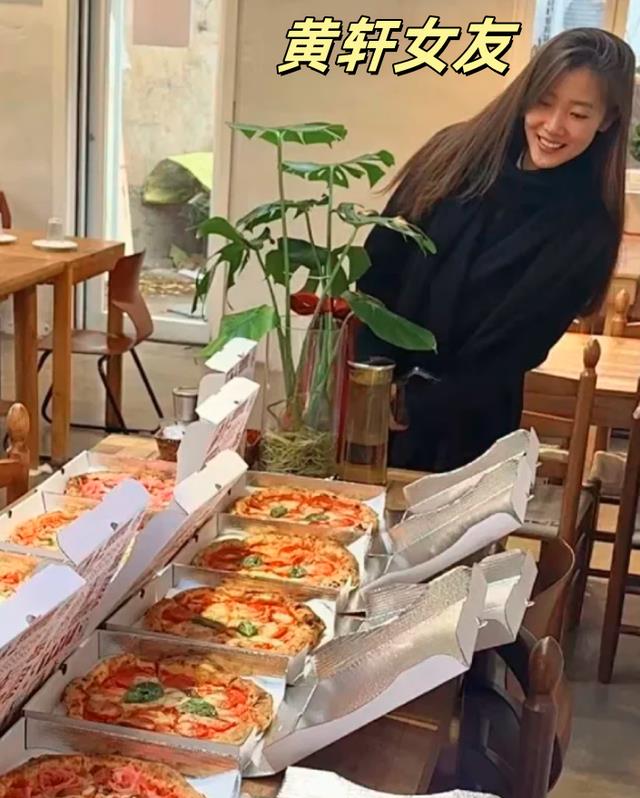 黄轩女友买披萨被偶遇,长发飘飘和善又漂亮,探班男友好贴心!