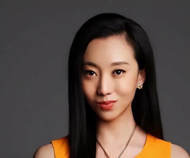 让朗昆弃原配,张艺谋愧疚!上位仅1月就瘫痪,是意外还是报应?