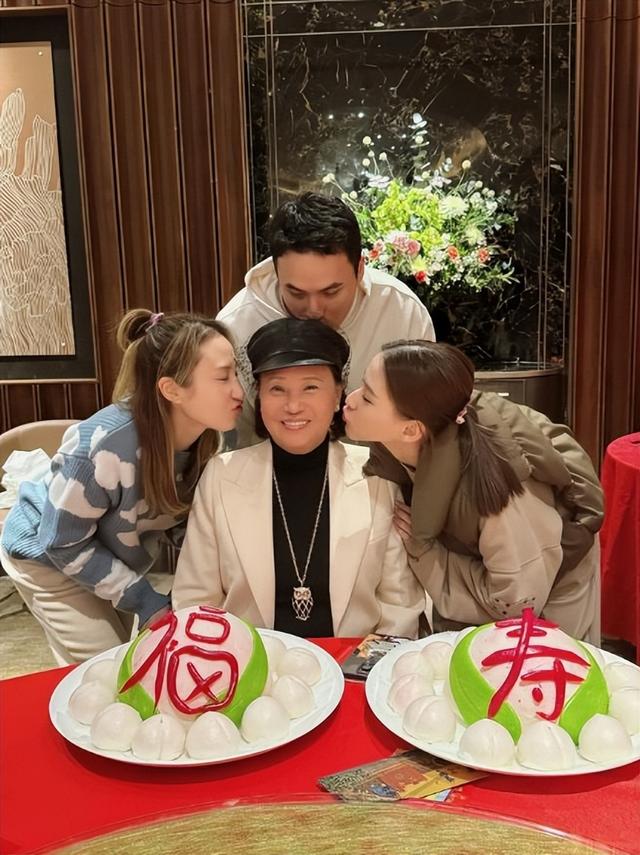 三太陈婉珍70大寿！时髦到像换了个人，三儿女热烈献吻女婿疑缺席