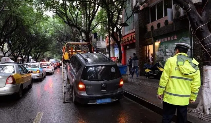 路边停车打双闪，将被罚150元并扣3分！交警：科目一学到哪去了？