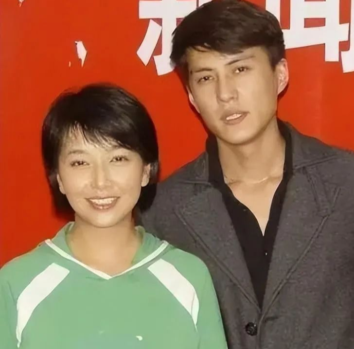 57岁江珊和老公韩国逛街被偶遇，背超大购物袋满头白发，美人老了