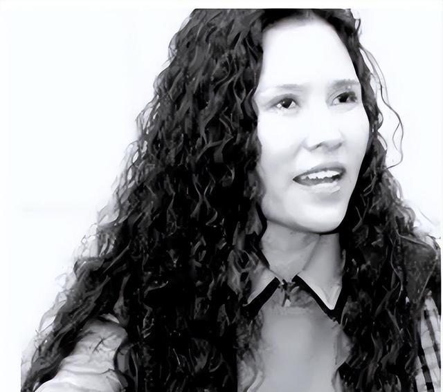 |她24岁一唱成名,48岁丈夫入狱不抛弃,患癌后老公用全部身家医治