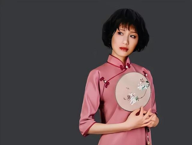 她当初因太美被导演看上,同居27年有名无实,63岁过的怎么样了