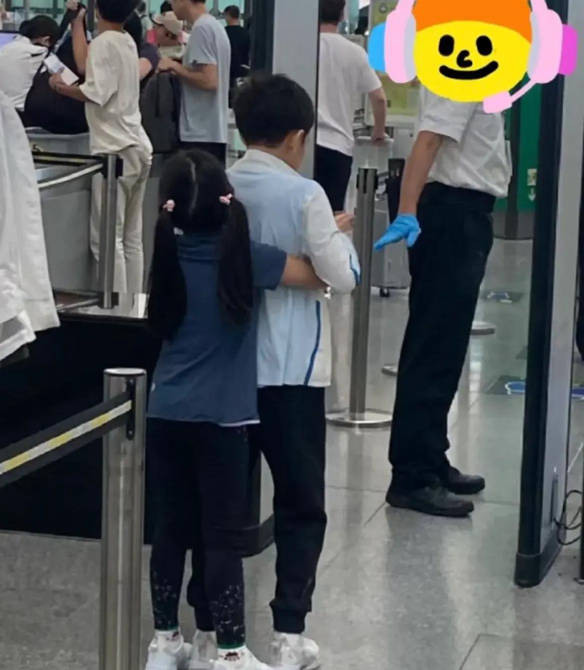 郭晶晶妈携萌外孙游巴黎，霍中曦背包秀全家福，兄妹情深超温馨