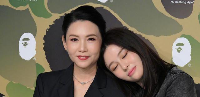 笑不活了,56岁邱淑贞和22岁大女儿同框亮相,我笑死在网友评论里