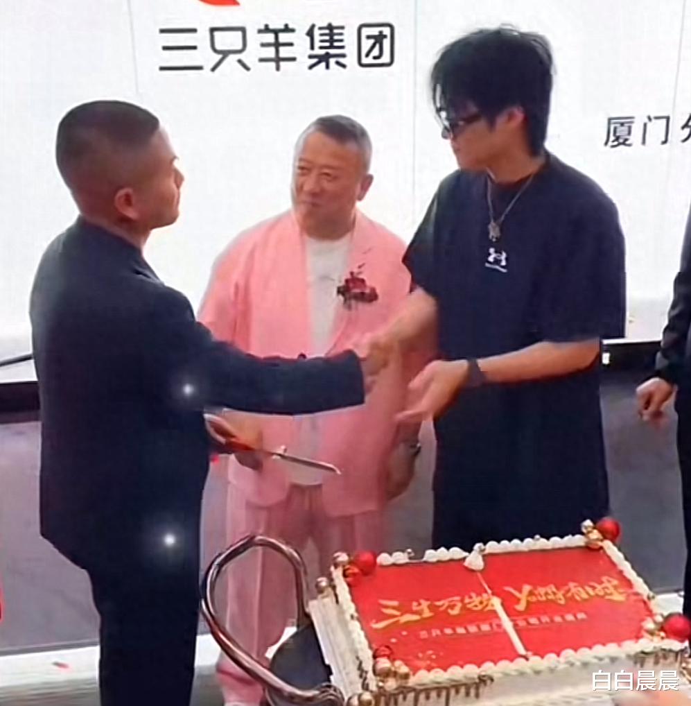 曾志伟与女网红合影惹争议！眼神扫过胸口伸舌头，紧贴肩膀邪魅笑