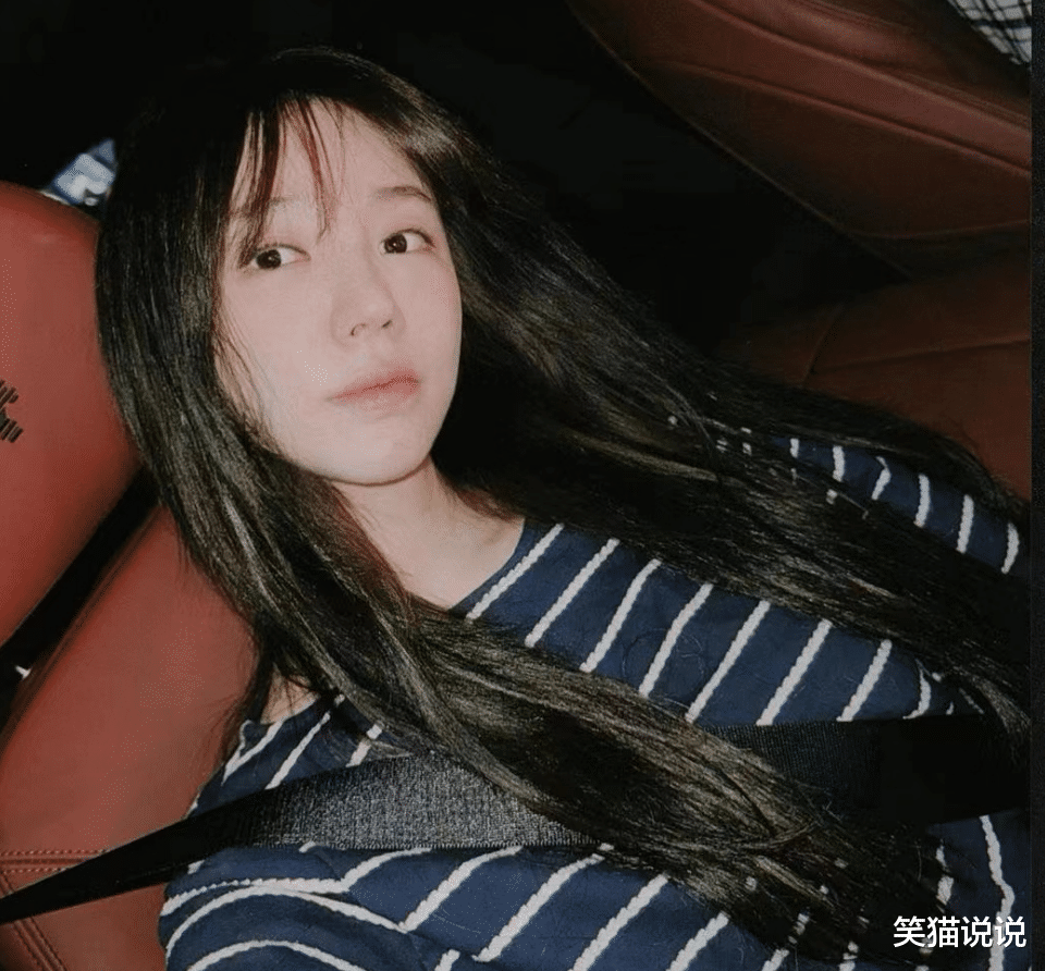40岁尹恩惠晒自拍照:长发条纹衫好休闲,歪头拍照好惬意