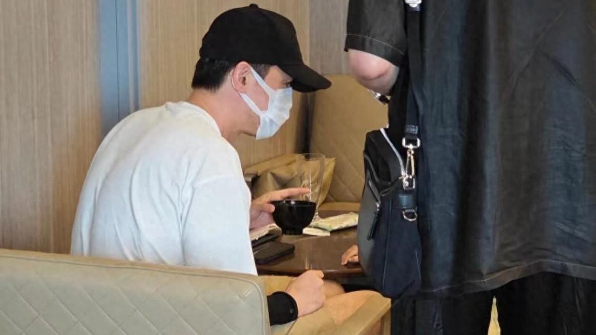 胡歌带妻女游日本，1岁半女儿肉乎乎首亮相，座驾是2.7万顶级婴儿车