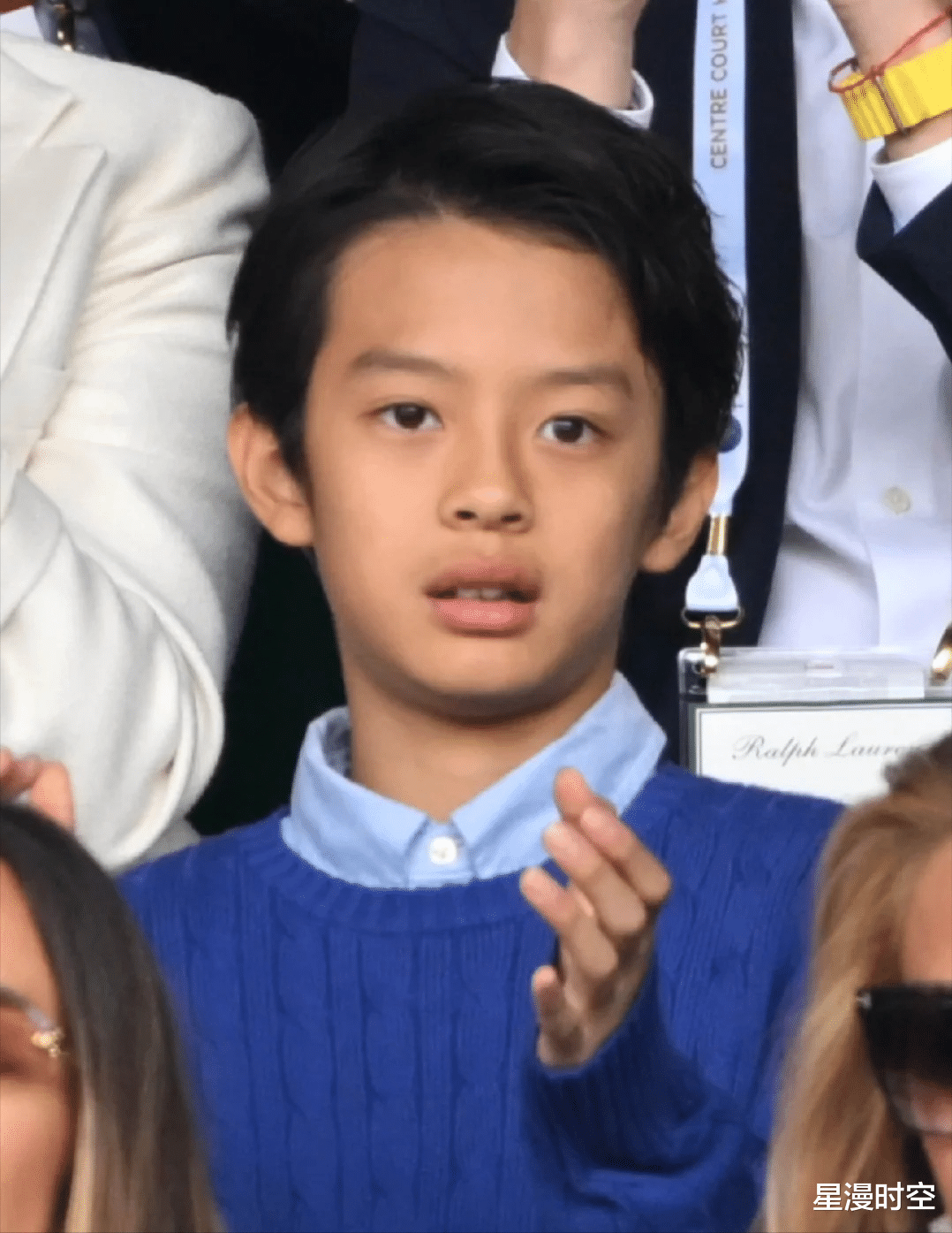 邓超孙俪一家四口看温网,娘娘换了发型好美!12岁等等气质出众