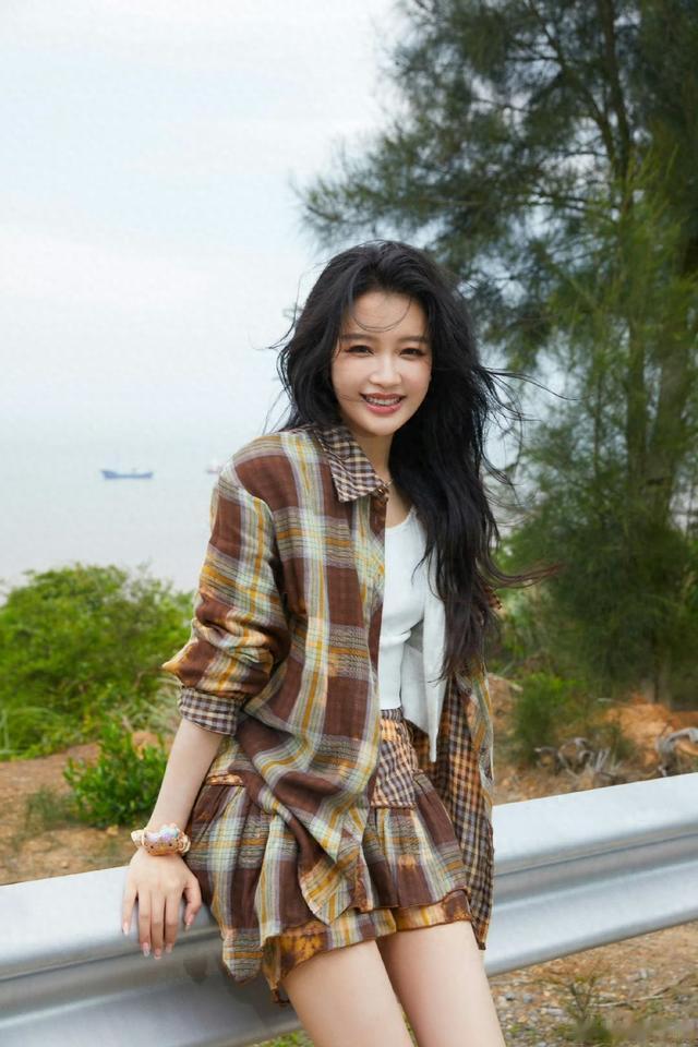 孙怡喝醉睡草丛：明星也有接地气的一面！