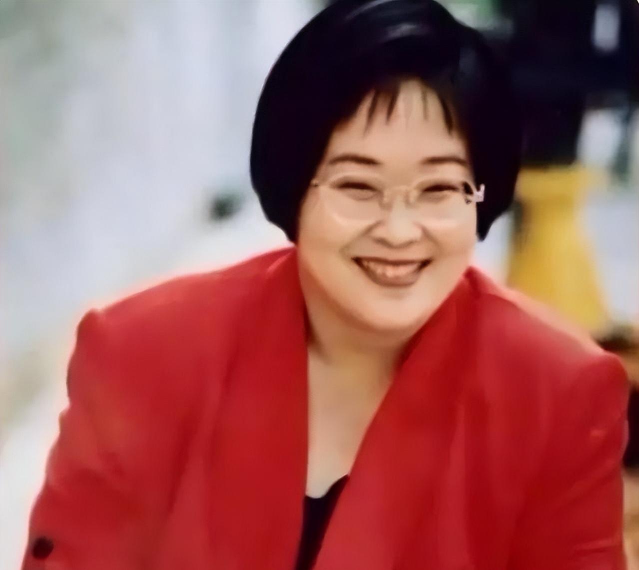 59岁央视主持张越现状:鼻孔外翻身形暴瘦,与土狗为伴,不敢认