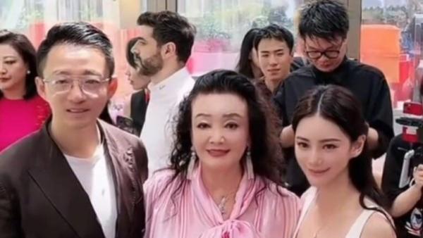 张兰与儿子儿媳首次同框亮相，画面温馨幸福