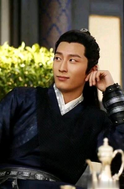 来看看两位型男男演员，行走的荷尔蒙男人味十足，演技精湛。