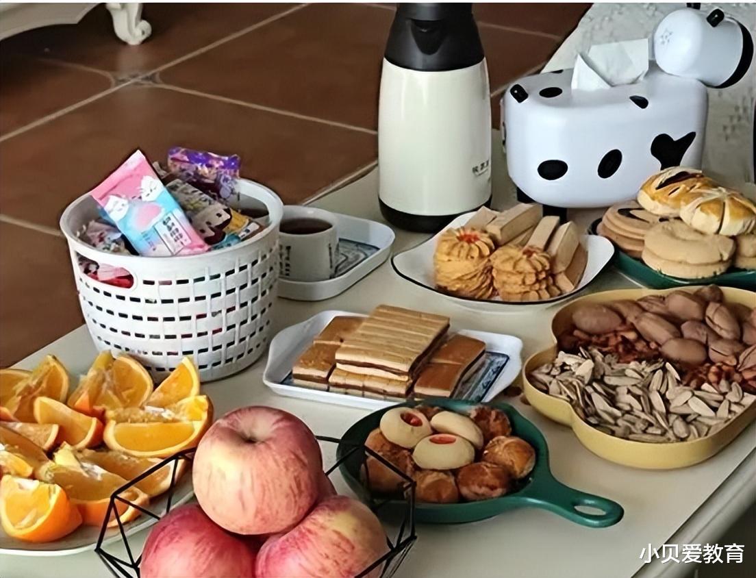 穷就别装大方,一盒精致糕点让女儿破防,揭开寒门家长的遮羞布