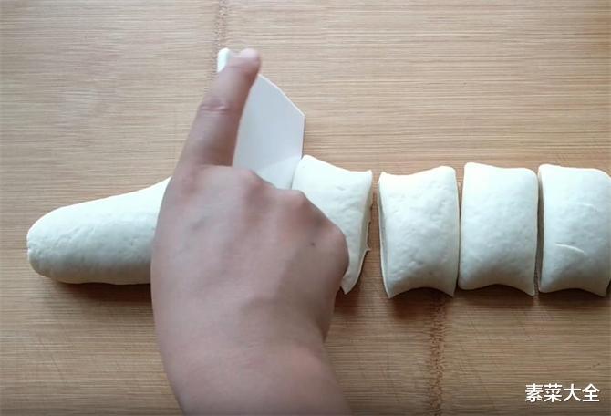 吊炉葱花饼,外面卖3元一个排队买,葱香十足,一锅烙8个不够吃