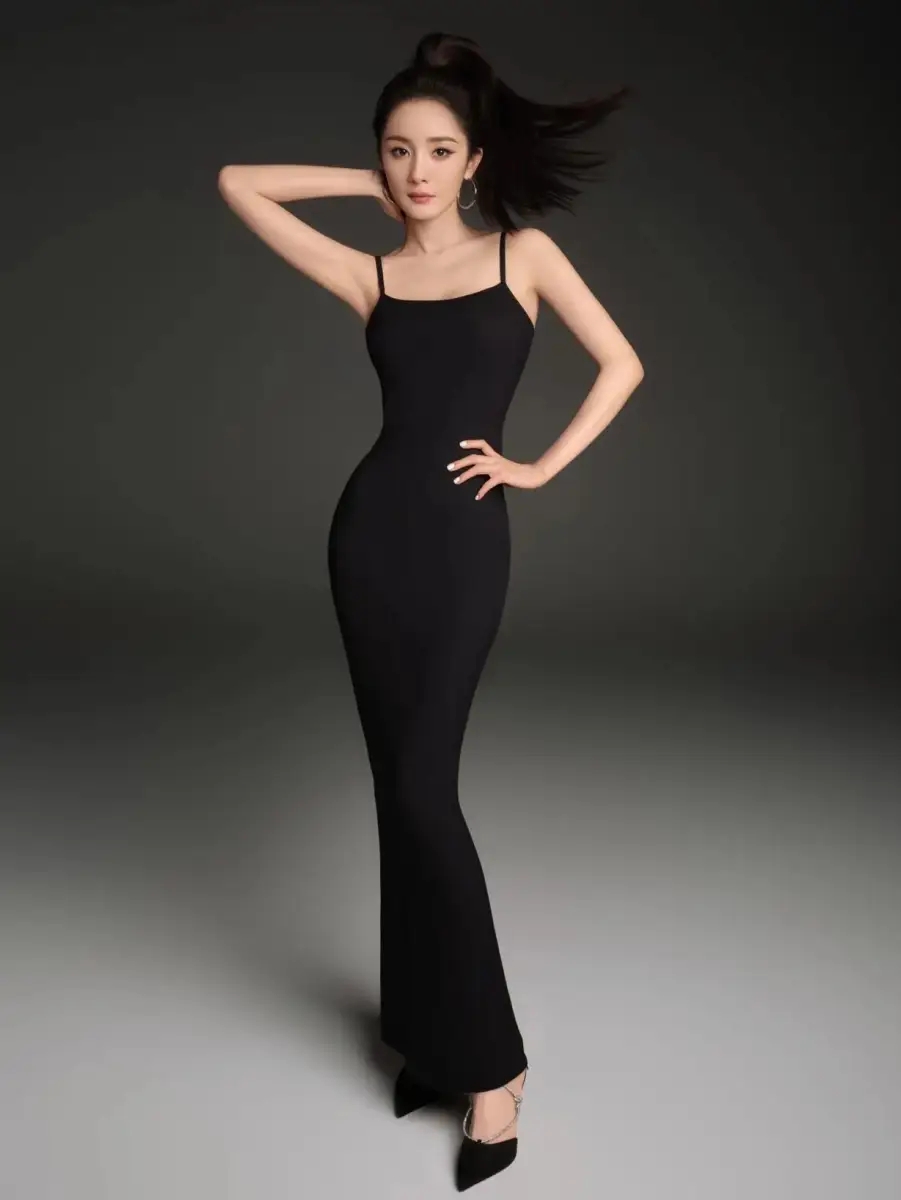 杨幂新造型惊艳亮相，黑长直高马尾搭配长眼线展现拽姐魅力