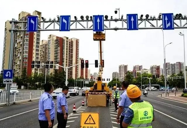 绿灯直行被扣了6分？交警解释：“这是锯齿车道你不知道吗？”
