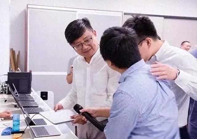 同事要求年薪18万老板不同意，辞职2个月后老板想花25万请他