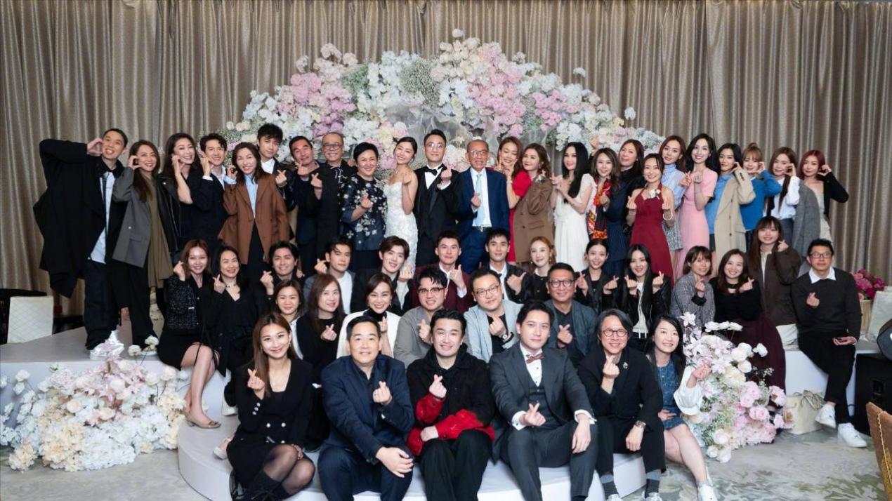 港娱这夜，站位暴露圈中地位，容祖儿古巨基站一边，C位依旧是他