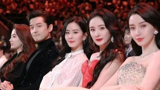 看了杨颖与32岁叶珂同框旧照，才明白什么叫顶级骨相和审美降级