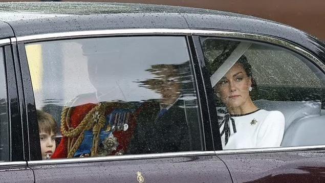 凯特王妃穿白衣现身！棱角分明表情严肃，9岁夏公主坐在爸爸对面