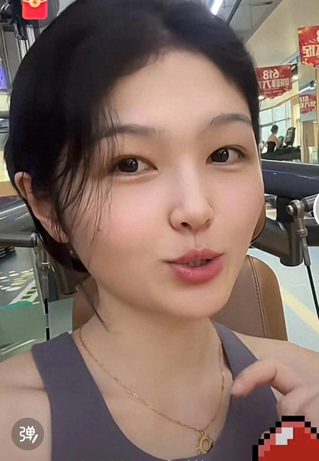 闹大了!中S素颜出镜5分钟 直播间1万人 头像再被隐藏 网友:被盯上了