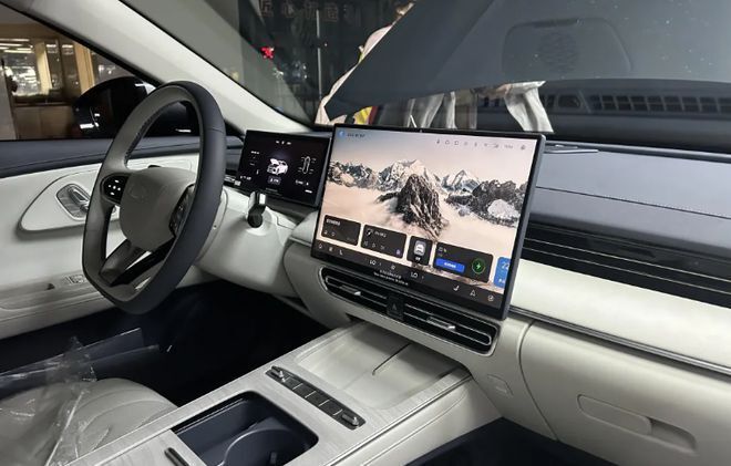 ?这款A8L今日上市！C-DM续航2300km，剑指比亚迪秦L DM-i