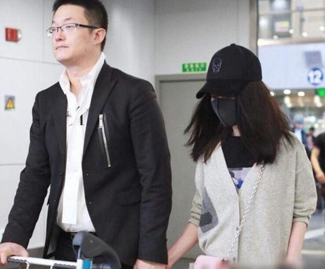 42岁姚笛回国首现身,带儿子出门游玩惊呆众人,网友:文章亏大了