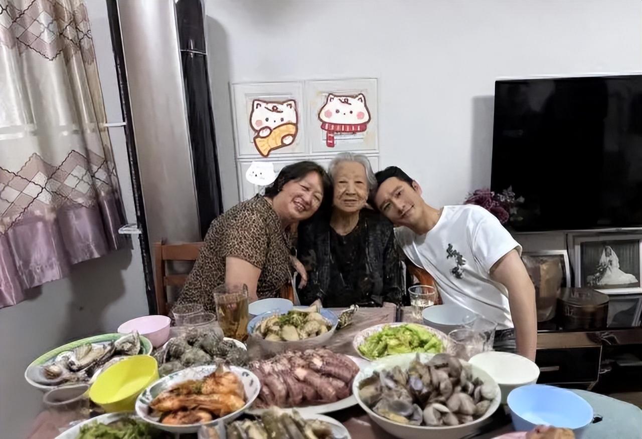 黄晓明晒回青岛早饭，满满一桌海鲜，太豪横了，网友：羡慕死了