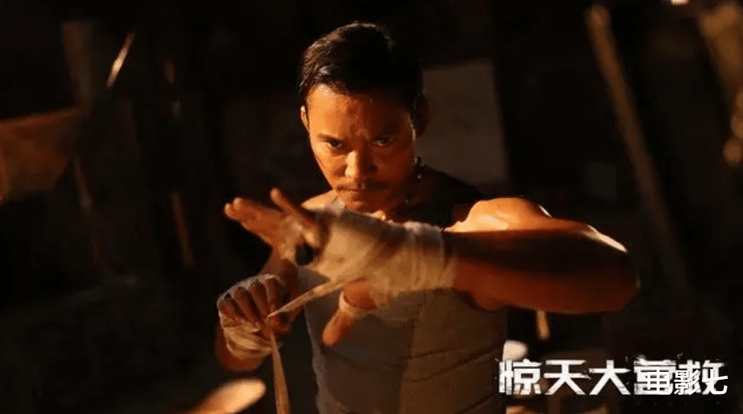 想不到!托尼贾模仿李小龙,拍了这部硬核实战的动作片,票房夺冠