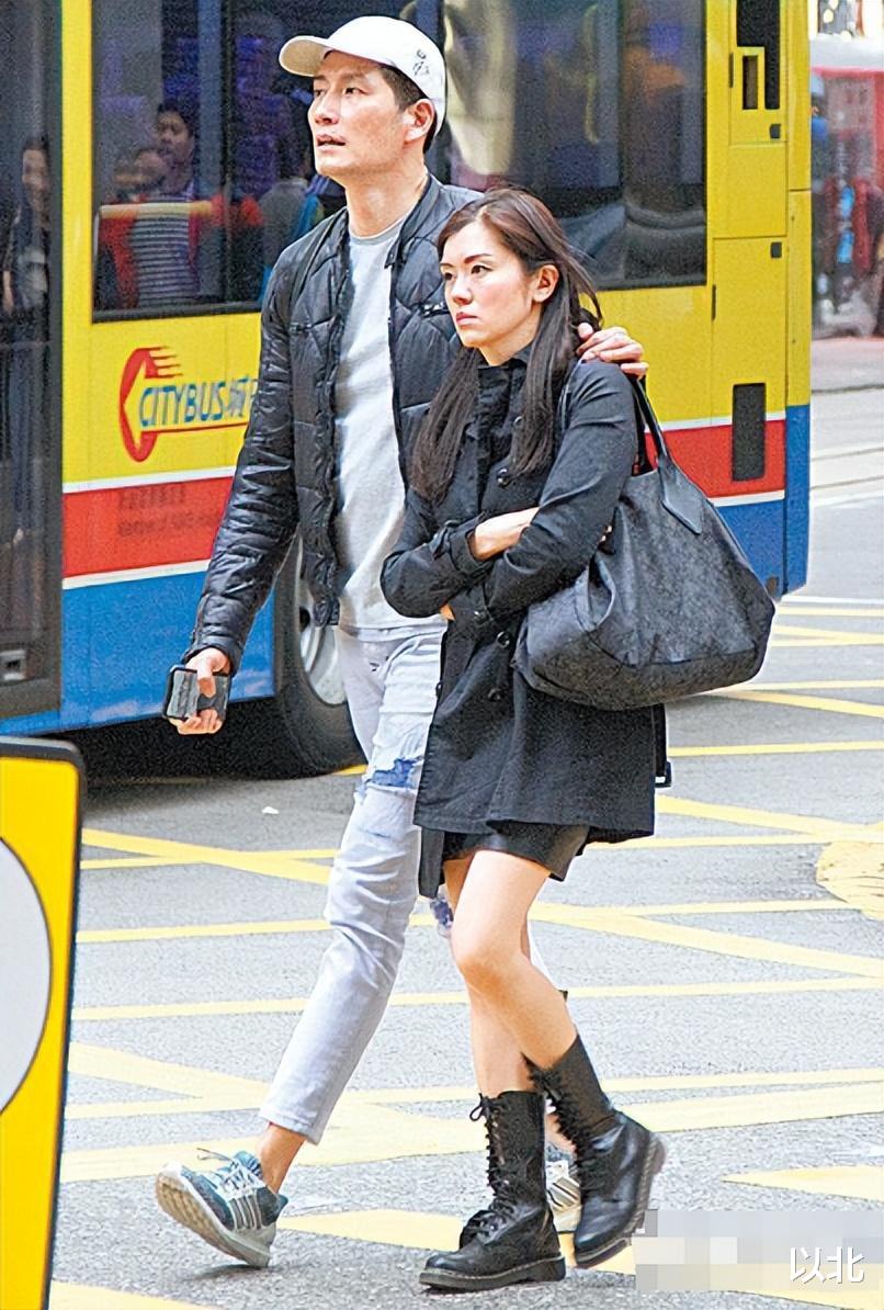 他身高1.88是亚视三雄之一，曾获赞最有台型，夫妻皆面嫩保养有招