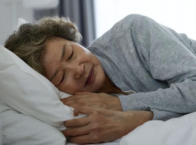 大家都被“8小时睡眠论”欺骗了？50岁后，最佳睡眠时长是多少？