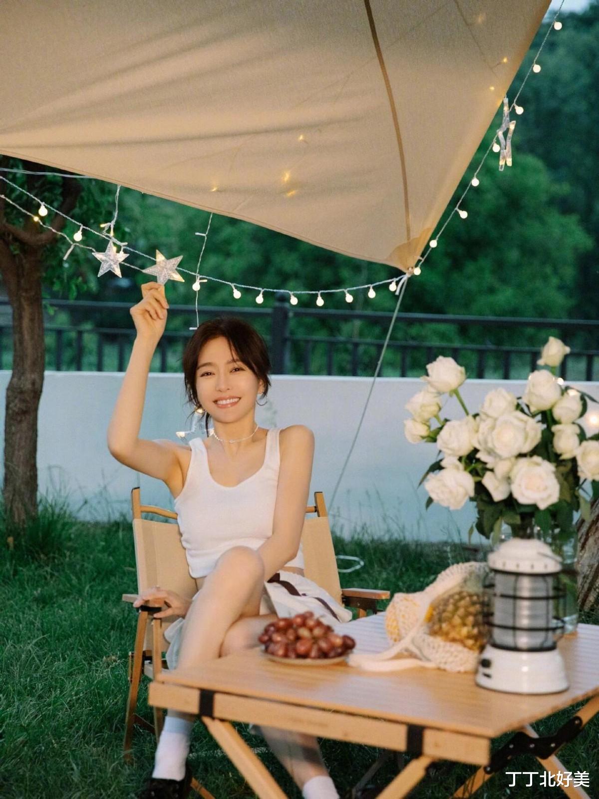 44岁秦岚在豪宅里庆生！穿小白裙嫩得像个“水蜜桃”，真让人心动