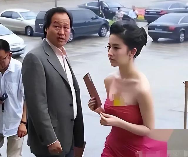 刘亦菲05年和干爹聚餐视频曝光,看完他们的对话,才知绯闻多离谱