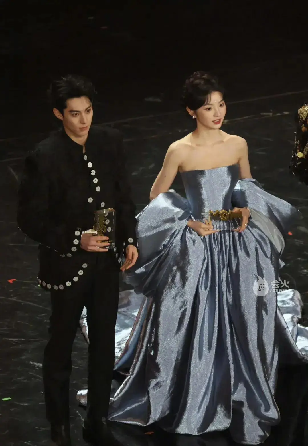 棣欣引力be了?王鹤棣与田曦薇牵手、赵露思合影,虞书欣毫无交流