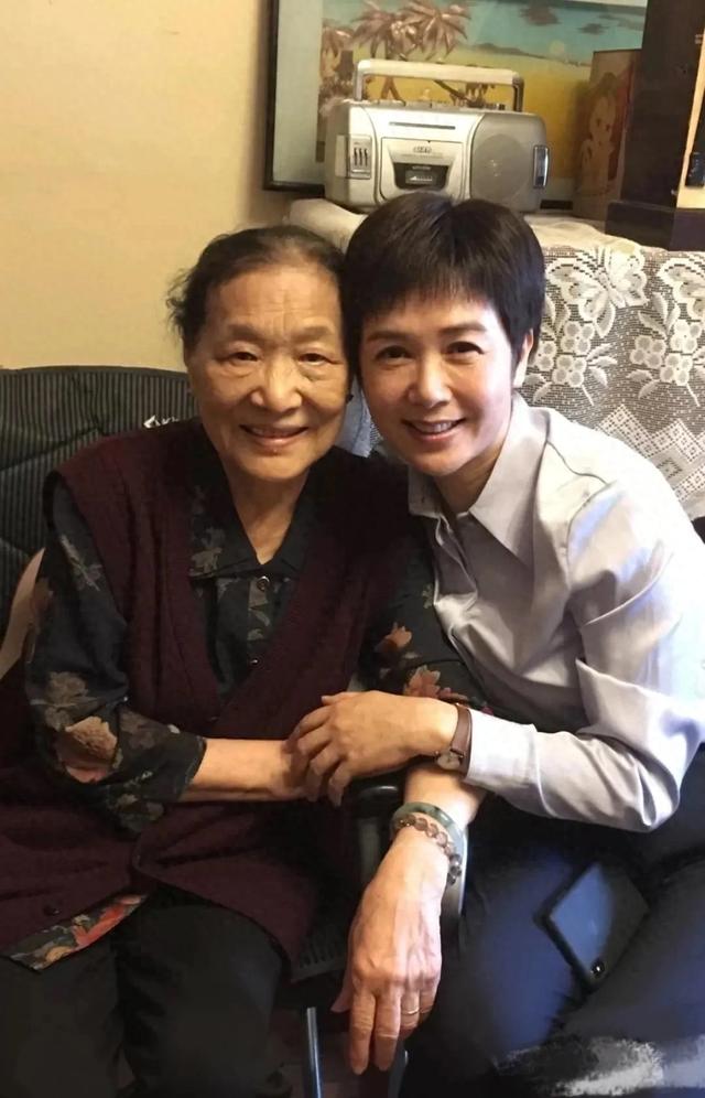 蒋雯丽跟老师合影，无论是素颜还是短发都像农家大妈，脸粗糙下垂