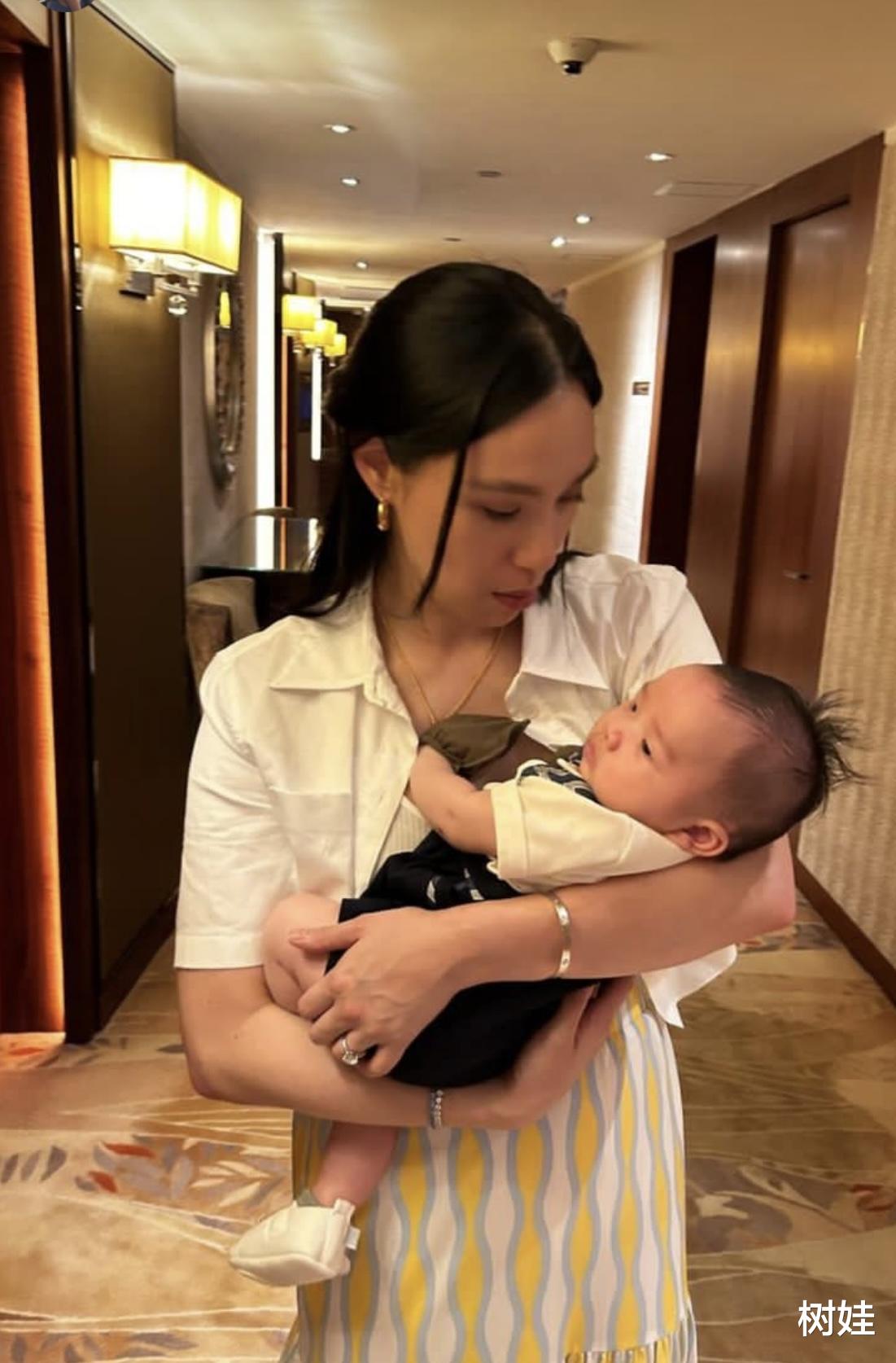 63岁富商出席外孙百日宴，与前妻同框乐开怀，前妻仍是家中女主人