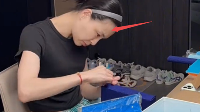 吴敏霞一家熬夜帮女儿赶暑假作业，愁的眉头紧锁，比训练还辛苦