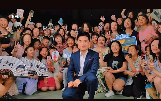 感动！没给自己留独立办公室的董宇辉，为同事们提前准备了母婴室