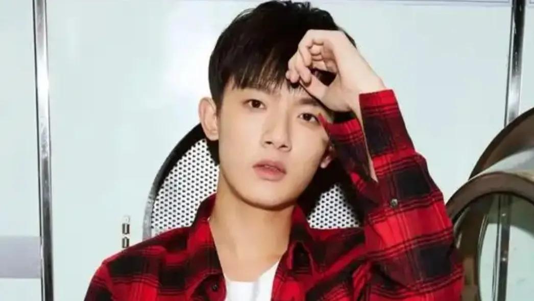 李明德宣布退圈后酒吧巡演，网友的评论一针见血