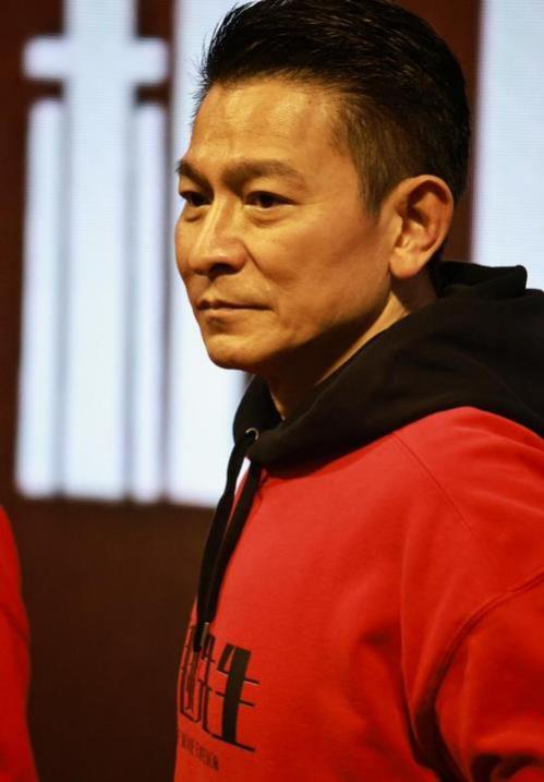 刘德华断崖式衰老,满头白发啤酒肚明显,网友泪目:该退休了!