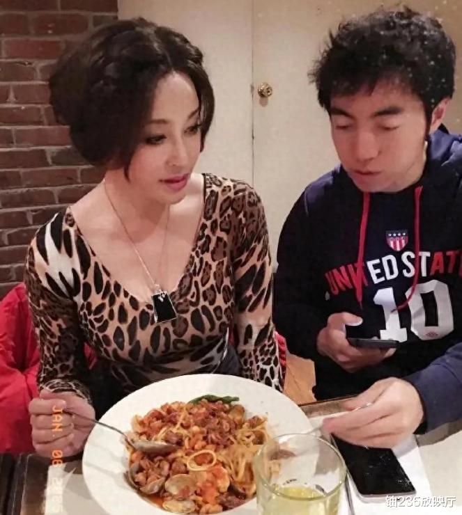 74岁刘晓庆现身国外，和小鲜肉共进晚餐乐开花，网友：不愧是庆奶