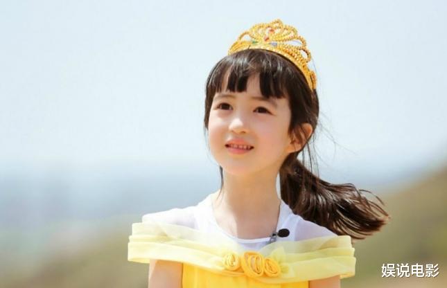 黄嘉千离婚后,带女儿夏天现身,夏天长成美少女