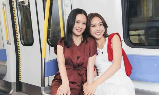 李丽珍27岁的女儿正式进军娱乐圈,母亲铺路搵真银,曾多次拒入行