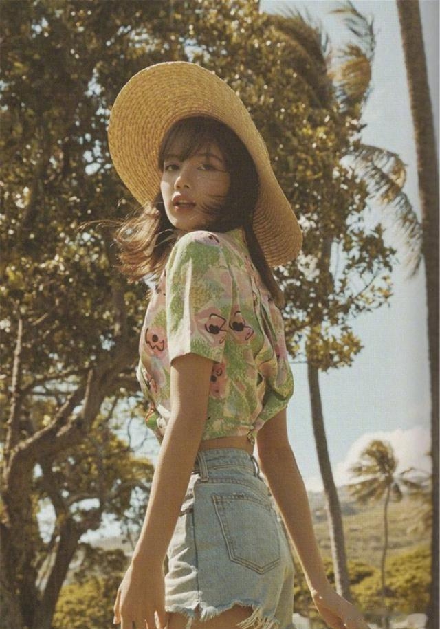 Lisa泰国见面会围了根麻花在身上,她笑的真像泰女!Lisa成土妞