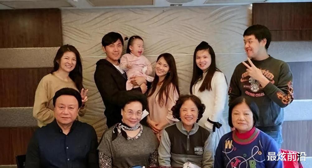 伊能静晒幸福家庭照，8岁女儿戴眼镜很可爱，越长越像爸爸秦昊了