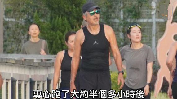 43岁唐诗咏素颜跑步满身大汗，周润发为其按摩，当众换衣不拘小节